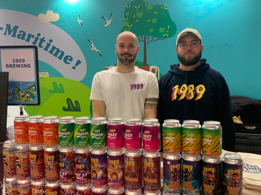 Thibaut Masson (à gauche), cogérant de 1989 Brewing en compagnie d'un salarié durant le salon international de l'agriculture à Paris. © Aletheia Press / L. Brémont