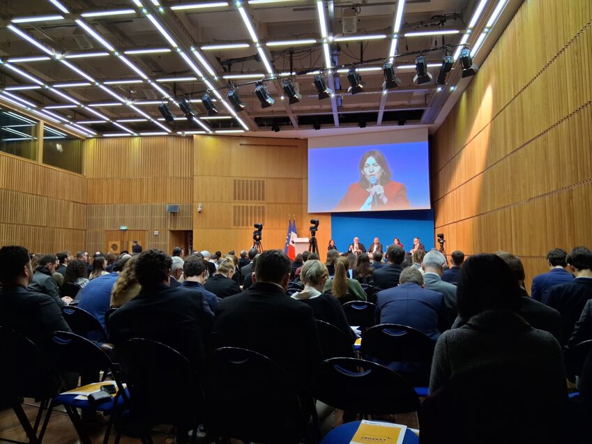 © Anne DAUBREE. Elvire Fabry,  directrice du Programme « Commerce et sécurité économique » de l'Institut Jacques Delors, lors de son intervention.