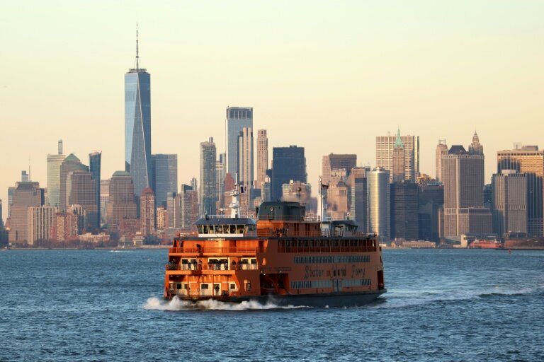Le ferry de Staten Island traverse la baie vers Manhattan à New York, le 23 janvier 2026 © CHARLY TRIBALLEAU
