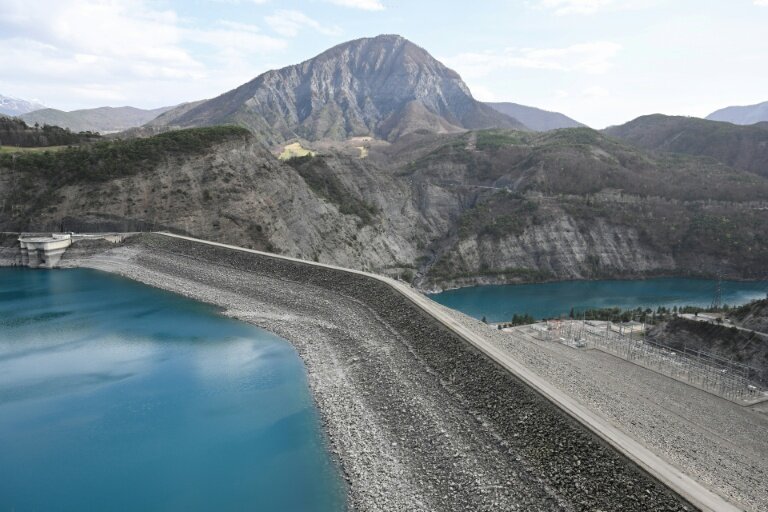 Le barrage hydroélectrique EDF du lac de Serre-Ponçon à Rousset, dans les Alpes françaises, le 29 mars 2023 © NICOLAS TUCAT