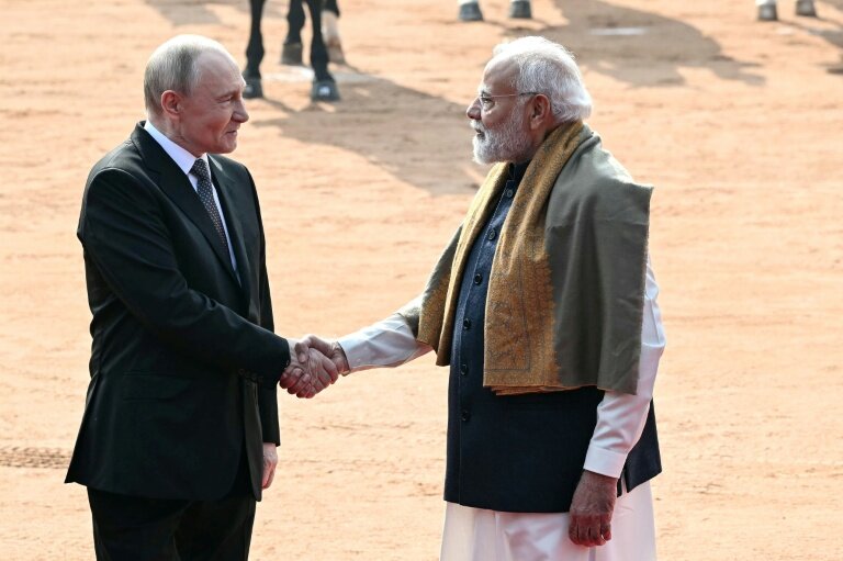 Le président russe Vladimir Poutine, à gauche, et le Premier ministre indien Narendra Modi, à sa droite, le 5 décembre 2025, à New Delhi, en Inde © Sajjad HUSSAIN