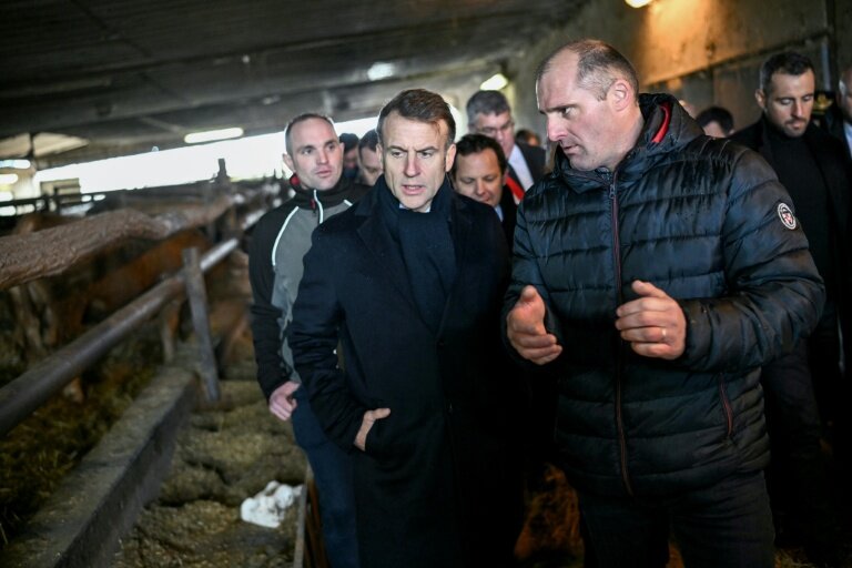 Le président français Emmanuel Macron (C) visite une ferme à Vallerois-le-Bois (Haute-Saône) dans l'est de la France, le 3 février  2026 © SEBASTIEN BOZON