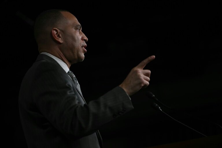 Le chef de la minorité démocrate à la Chambre américaine des représentants, Hakeem Jeffries, donne une conférence de presse au Capitole de Washington, le 2 février 2026 © ANDREW CABALLERO-REYNOLDS