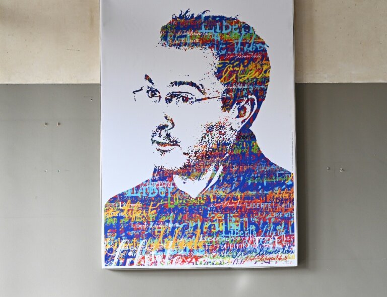 Un portrait du professeur assassiné Samuel Paty au collège du Bois d'Aulne, à Conflans-Sainte-Honorine, Le 16 octobre 2023 dans les Yvelines © Bertrand GUAY