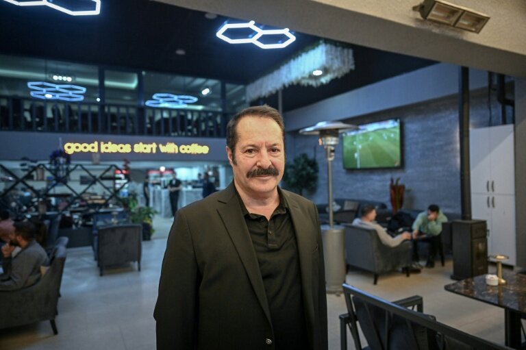 Le vice président de la chambre de commerce de Van, Fevzi Çeliktas, à Van en Turquie le 1er février 2026 © Ozan KOSE