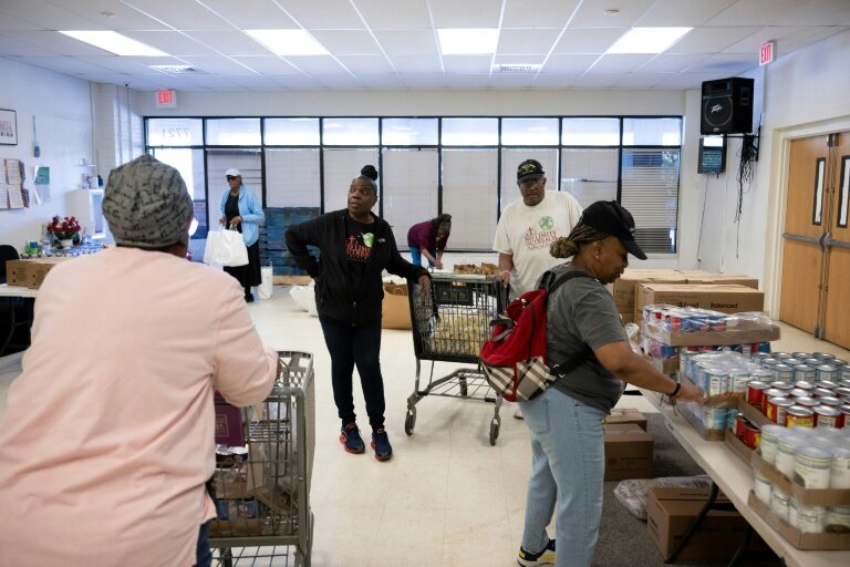 Des bénévoles préparent des repas pour les employés fédéraux mis en congé forcé, le 21 octobre 2025 à Hyattsville, dans le Maryland aux Etats-Unis © Brendan Smialowski