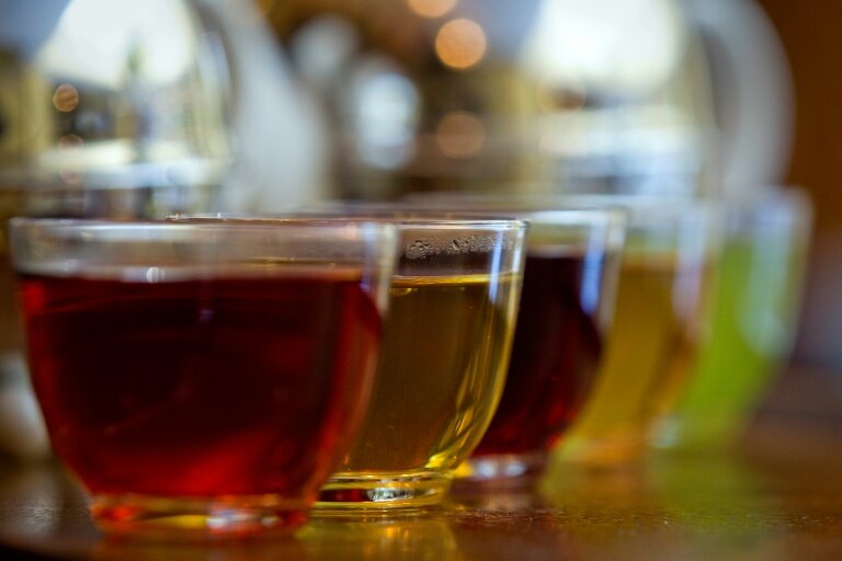 Un premier baromètre publié mercredi par Commerce Equitable France veut contribuer à éclairer sur les conditions de production d'une grande partie du thé vendu en France © JOEL SAGET