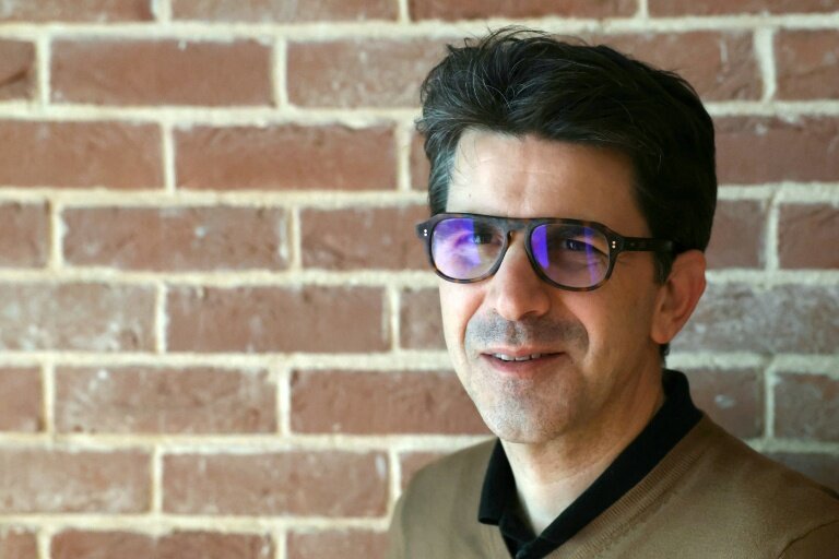 Mathieu Hanotin, maire PS de Saint-Denis et candidat à sa réélection aux prochaines municipales, devant son QG de campagne à Saint-Denis, le 1er février 2026 en Seine-Saint-Denis © Alain JOCARD