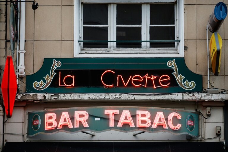 La disparition de milliers de bars-tabacs ces dernières décennies, et du lien social qu'ils incarnaient, surtout en zone rurale, favorise la montée du vote d'extrême droite, selon une étude. © Sameer Al-DOUMY