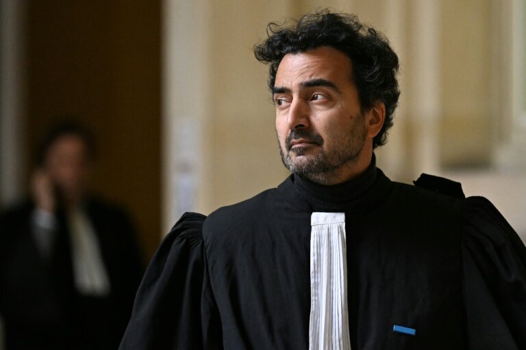 Kami Haeri, avocat de Shein, arrive au Palais de Justice de Paris pour assister à l'audience relative à l'appel interjeté par l'État contre la demande de suspension du géant asiatique du commerce électronique Shein pour vente de produits illicites, le 5 février 2026  © Julie SEBADELHA