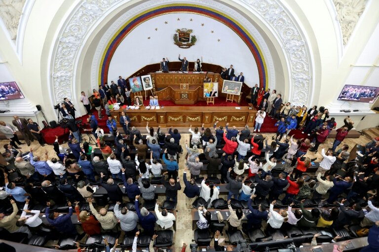 Les membres de l'Assemblée nationale du Venezuela votent en faveur du projet de loi d'amnistie proposé par la présidente par intérim, Delcy Rodríguez, le 5 février 2026 à Caracas © Pedro MATTEY