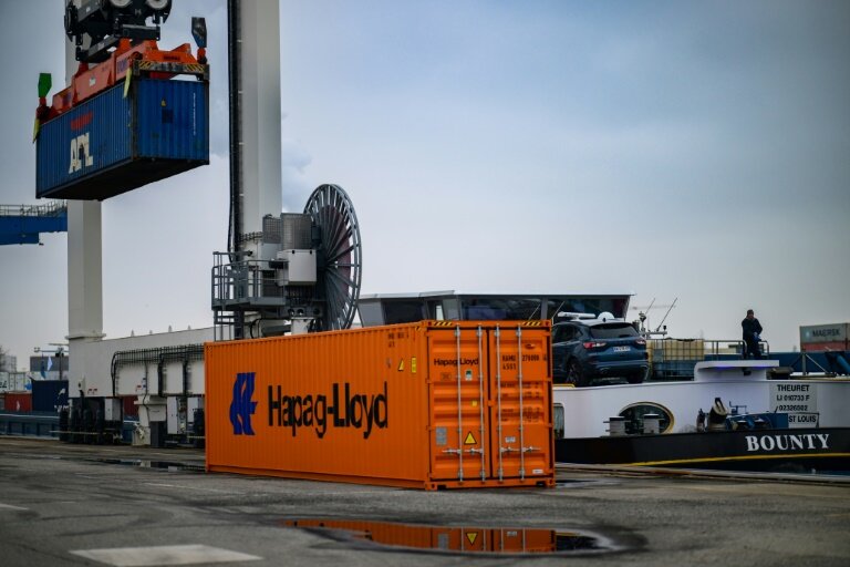 Chargement et déchargement de conteneurs sur une barge (non électrique) sur le Rhône, au port fluvial Edouard Herriot de Lyon qui va être modernisé, le 13 décembre 2024 © OLIVIER CHASSIGNOLE