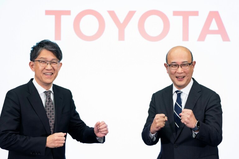 Le PDG de Toyota Koji Sato (à gauche) et le directeur financier qui qui va le remplacer Kenta Kon (à droite) à l'issue d'une conférence de presse à Tokyo le 6 février 2026 © Yuichi YAMAZAKI