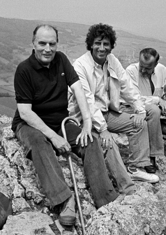 Photo prise le 30 mai 1982 de l'ex-président François Mitterrand (G) en compagnie de Jack Lang (C) lors de la traditionnelle ascension de la Roche de Solutré, en Saône-et-Loire © LUC NOVOVITCH