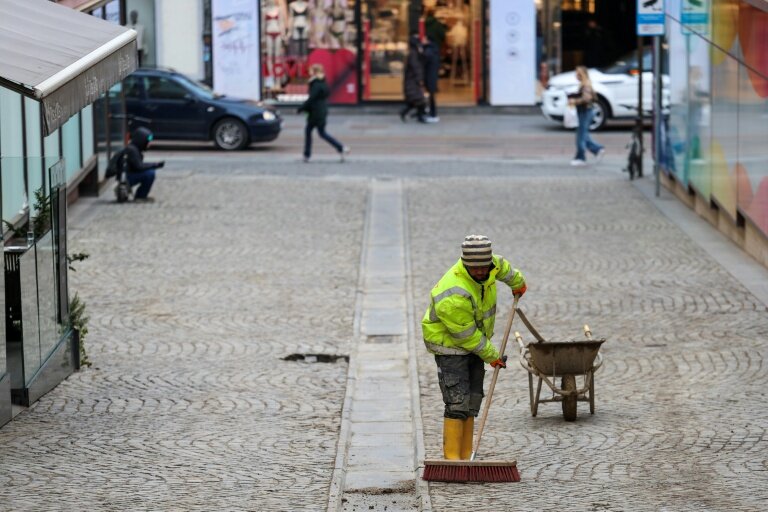 Un travailleur étranger balaie une rue à Zagreb, le 3 février 2026 en Croatie © MARKO PERKOV