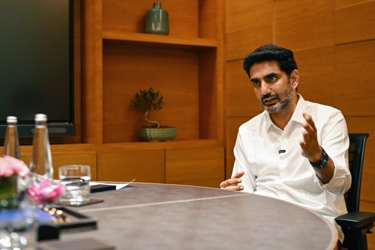 Le ministre des Technologies de l'information de l'Etat indien de l'Andhra Pradesh, dans le sud-est du pays, Nara Lokesh, le 4 janvier 2026 lors d'un entretien à l'AFP à New Delhi © Arun SANKAR