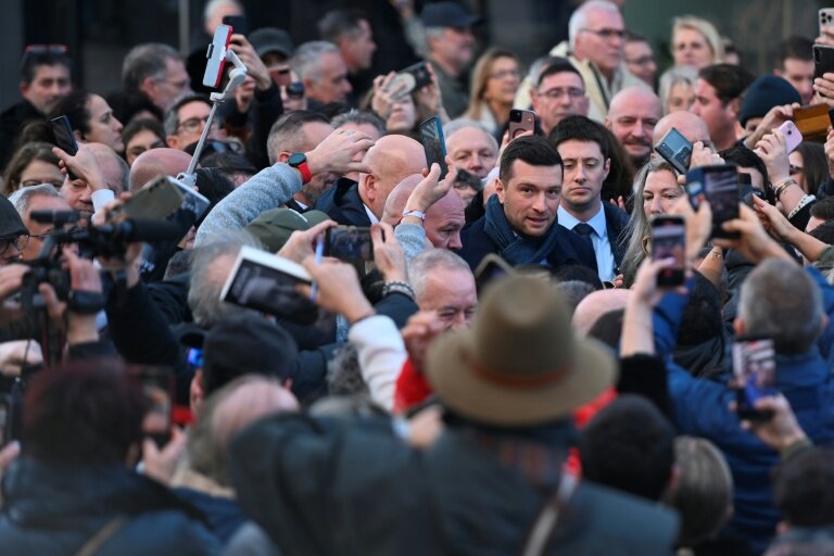 Le président du Rassemblement National (RN) Jordan Bardella lors d'une visite sur un marché d'Agde, dans le sud de la France, le 7 février 2026 © Sylvain THOMAS