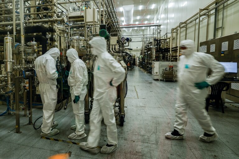 Salariés dans l'usine de Douvrin (Pas-de-Calais, nord de la France) d'Automotive Cells Company (ACC) une coentreprise de Stellantis, Mercedes et TotalEnergies. © Denis CHARLET