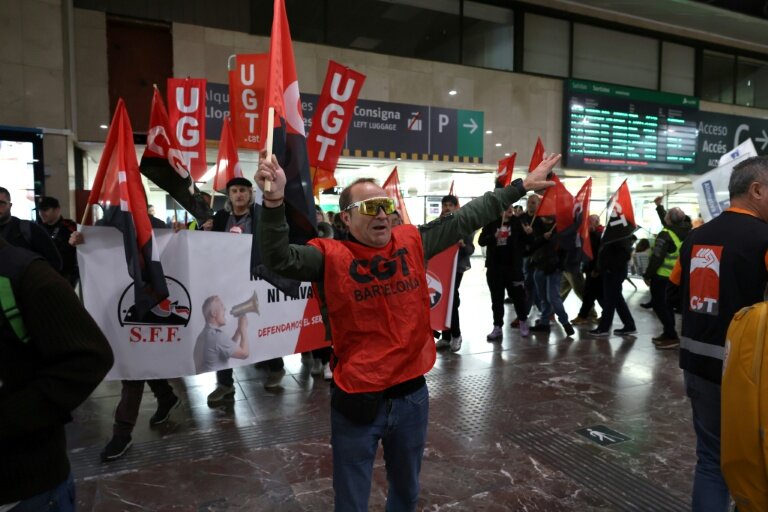 Les membres des syndicats manifestent à la gare Sants de Barcelone, le 9 février 2026, dans le cadre d'une grève nationale organisée par le syndicat des conducteurs de train espagnols pour réclamer des mesures de sécurité ferroviaire à la suite d'accidents mortels à Adamuz et à Gelida © Lluis GENE