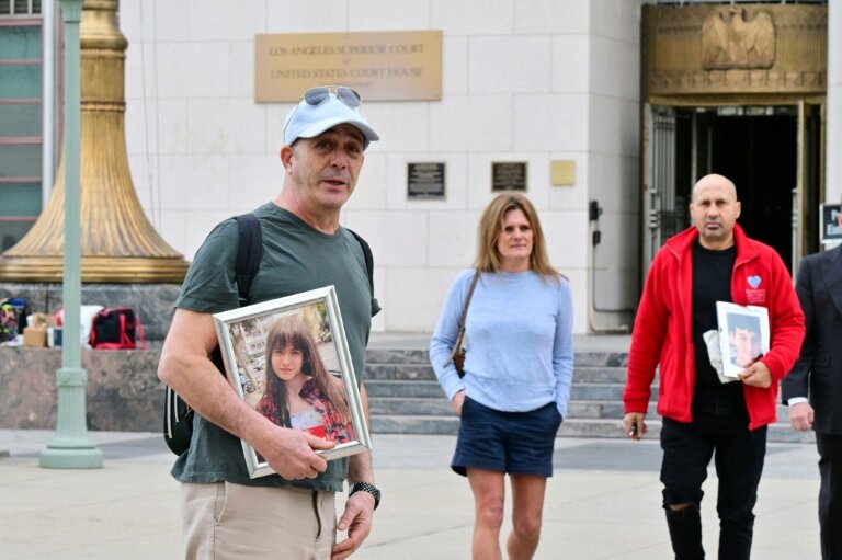 Devant le tribunal de Los Angeles le 9 février 2026 © Frederic J. Brown