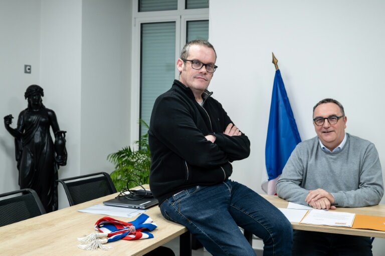 Arnaud Pageaud (D) et Jérome Squelard (G), les deux maires de la commune de Teillé, en Loire-Atlantique, le 10 février 2026 © Sebastien Salom-Gomis