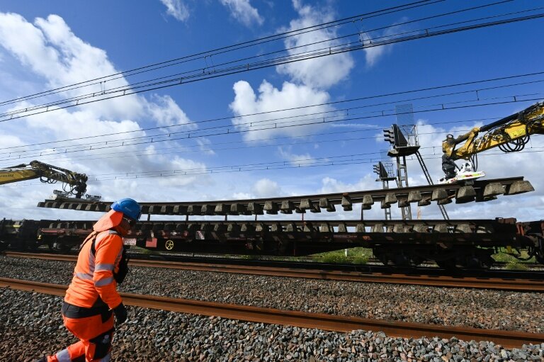 Le chantier de remplacement des voies sur la liaison ferrée POLT (Paris-Orléans-Limoges-Toulouse), le 16 septembre 2025, avec un train-usine qui retire les rails du ballast pour les remplacer. © JEAN-FRANCOIS MONIER