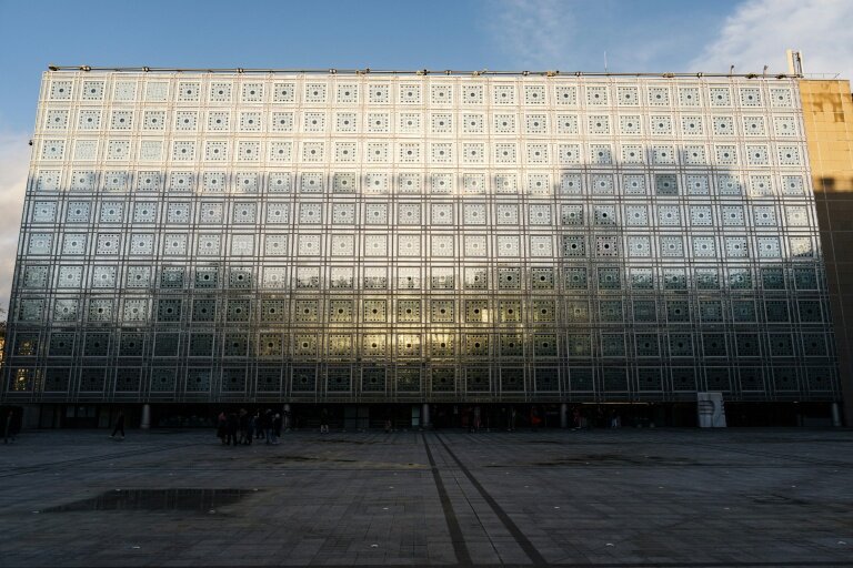 La façade de l'Institut du monde arabe, une construction coréalisée par le cabinet Architecturestudio et Jean Nouvel, le 3 janvier 2024, à Paris © Dimitar DILKOFF