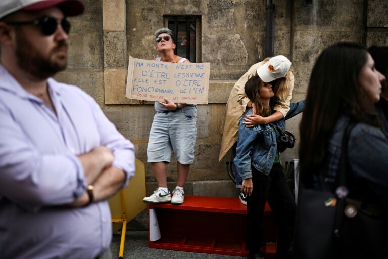 Rassemblement devant le ministère de l'Education nationale à Paris le 5 septembre 2025, quelques jours après le suicide de Caroline Grandjean, directrice d'école dans le Cantal © JULIEN DE ROSA