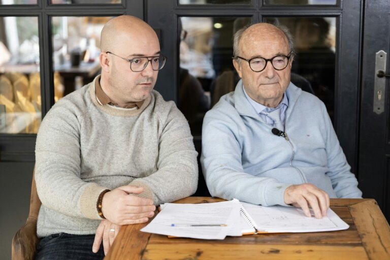 Yann Bompard (g), maire démis de ses fonctions à Orange, aux côtés de son père, Jacques Bompard, président de la Ligue du Sud et candidat aux prochaines municipales à Orange, le 4 février 2026 © MIGUEL MEDINA