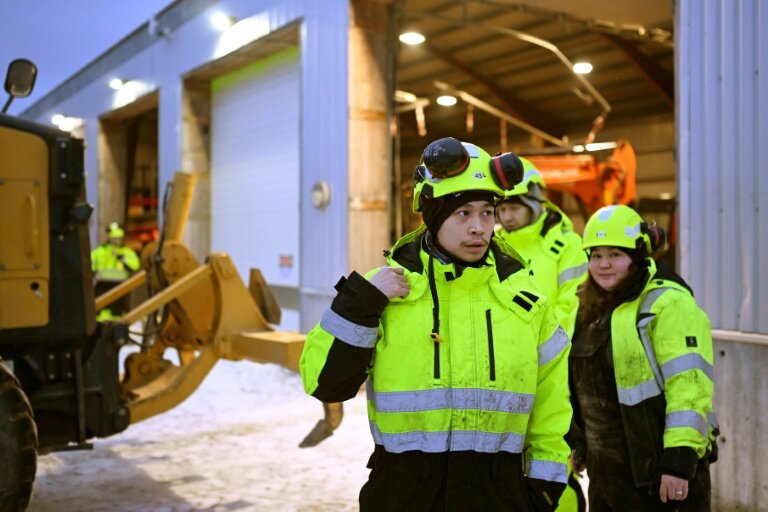 Des étudiants s'entraînent à opérer une excavatrice le 2 février 2026, à l'Ecole des minéraux et du pétrole du Groenland à Sisimiut © Ina FASSBENDER