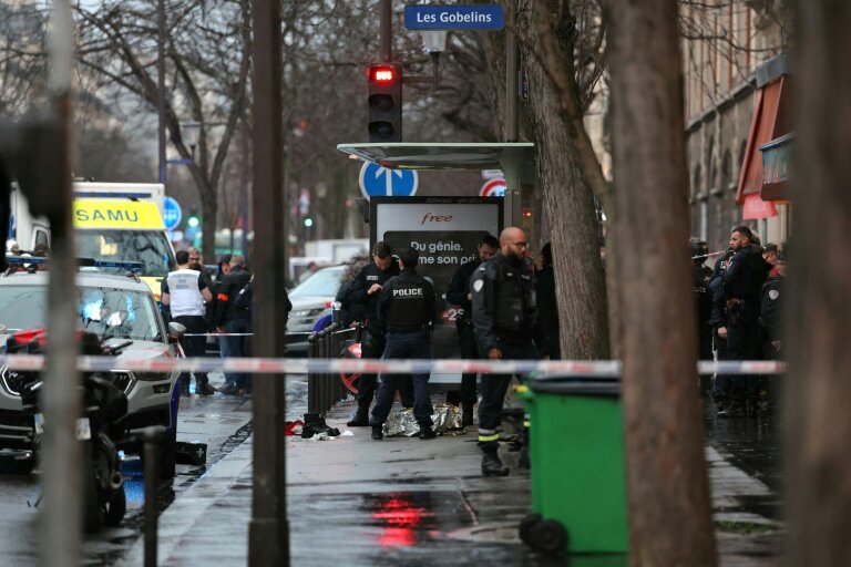 Des policiers postés à une gare routière parisienne le 11 février 2026 après qu'un homme armé d'un couteau a menacé un chauffeur de bus © Thomas SAMSON