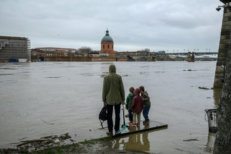 Des personnes observent la Garonne après de fortes pluies, à Toulouse, le 11 février 2026 © Ed JONES