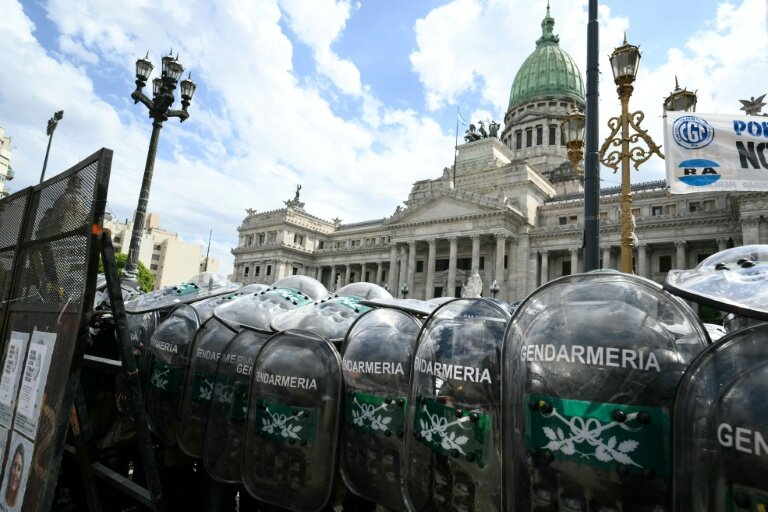 Des gendarmes bloquent l'accès au Sénat où est débattu un projet de réforme du travail à Buenos Aires, le 11 février 2026 © Luis ROBAYO