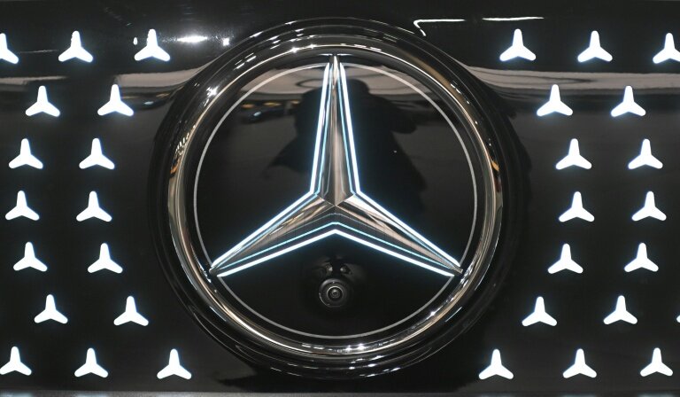 Le logo du groupe Mercedes-Benz AG, à Sindelfingen, avant la conférence annuelle sur les résultats du groupe, le 12 février 2026 en Allemagne © THOMAS KIENZLE