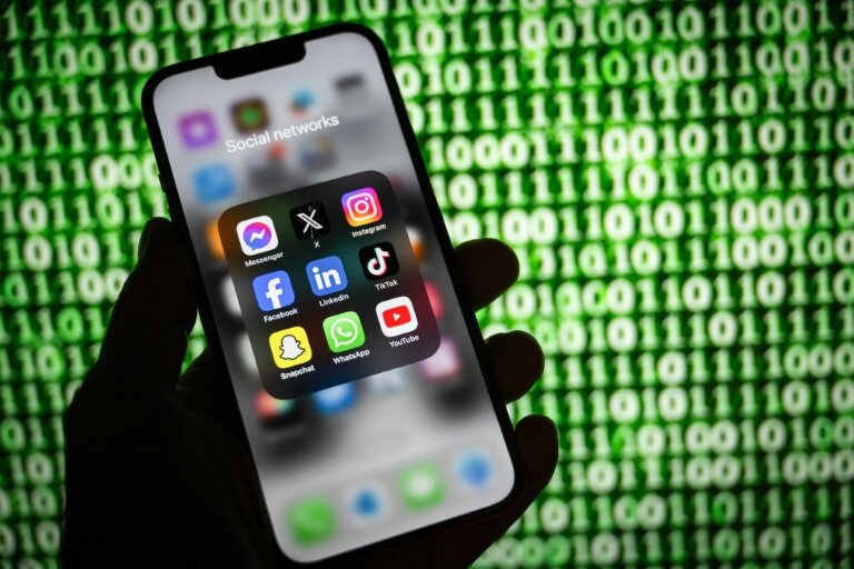 Les enfants et adolescents de 11 à 14 ans ont passé 1h47 par jour en moyenne sur les réseaux sociaux et messageries instantanées en 2025 © SEBASTIEN BOZON