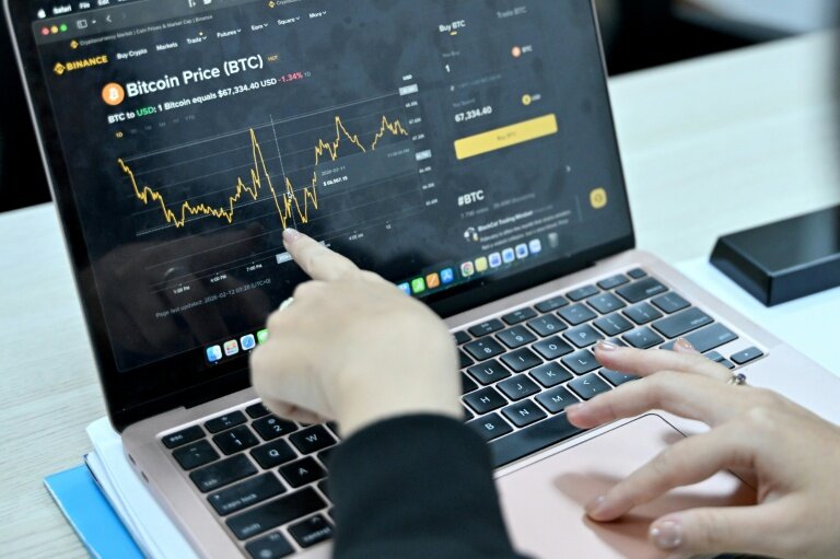 L'écran d'un investisseur en cryptomonnaies, le 12 février 2026 à Hanoï © Nhac NGUYEN