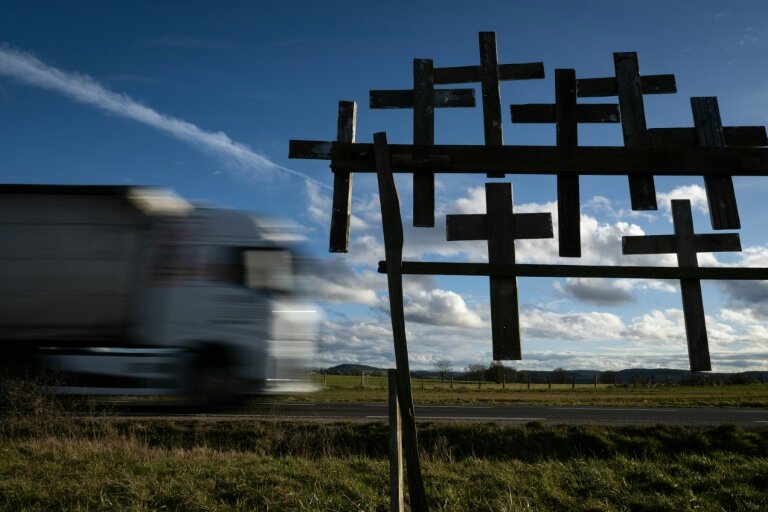 Des croix installées en bordure de la RN19, entre Pomoy et Genevreuille, dans l'est de la France, où plusieurs accidents de voiture ont été signalés au fil des ans, le 3 février 2026 © SEBASTIEN BOZON