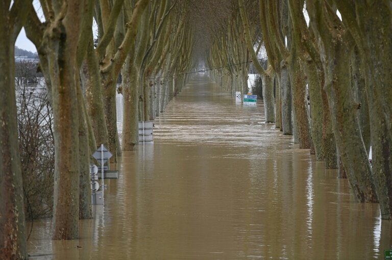 Cette photographie montre la Garonne en crue inondant une route à Tonneins, dans le sud-ouest de la France, le 13 février 2026 © Christophe ARCHAMBAULT
