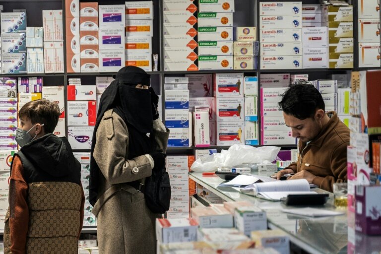 Une femme achète des médicaments dans une pharmacie à Kaboul, le 9 février 2026 en Afghanistan © Wakil KOHSAR