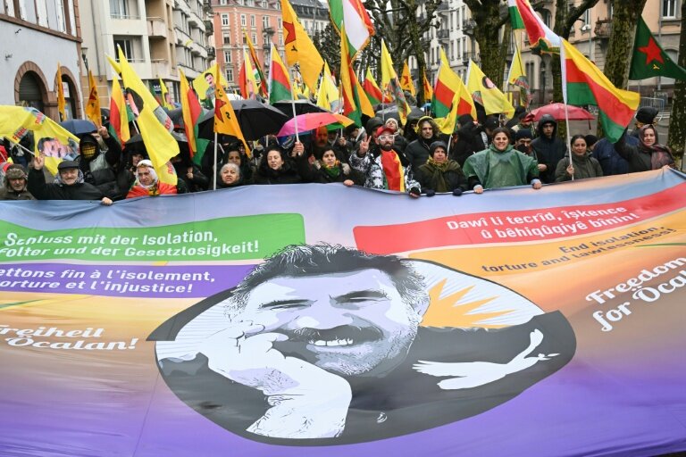 Manifestation pour demander la libération du fondateur du Parti des travailleurs du Kurdistan (PKK) Abdullah Öcalan, emprisonné depuis 1999 en Turquie, le 14 février 2026 à Strasbourg © SÉBASTIEN BOZON