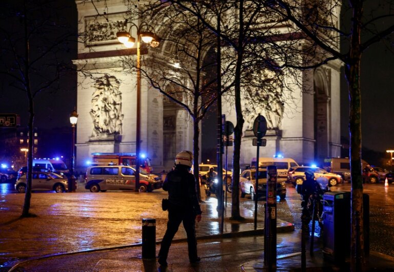 Des policiers bloquent l'accès à une rue de Paris, le 13 février 2026, après qu'un homme armé d'un couteau a été blessé par la police sous l'Arc de Triomphe © Guillaume BAPTISTE