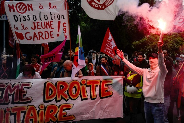 Manifestation contre la dissolution de La Jeune Garde, organisation antifasciste d'extrême gauche, près de la préfecture de Lyon, le 6 mai 2025 dans le Rhône © JEAN-PHILIPPE KSIAZEK