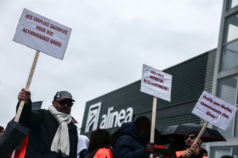 Des salariés de l'enseigne d'ameublement Alinéa rassemblés à Aubagne dans les Bouches-du-Rhône, le 14 février 2026 © Thibaud MORITZ