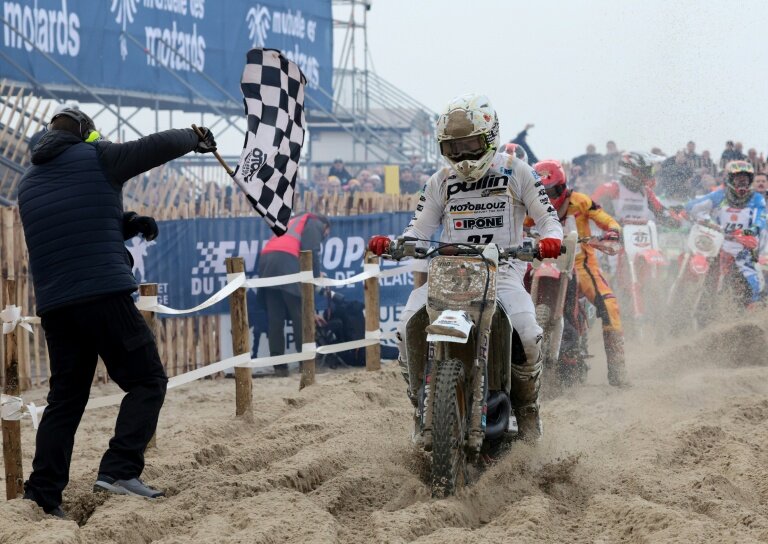Le pilote français Florian Miot franchit la ligne d'arrivée et remporte la 50e édition de l'Enduropale, lors de la course "vintage" sur sable organisée au Touquet, dans le nord de la France, le 13 février 2026 © Francois LO PRESTI