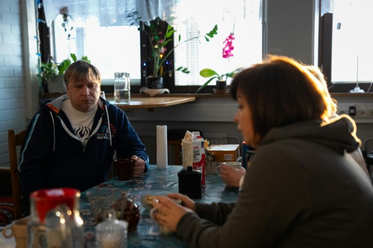 Alexander Kuznetsov et Anjelika Hovi, deux Russes établis de longue date à Tohmajärvi, le 4 février 2026 au Minimotel © Alessandro RAMPAZZO