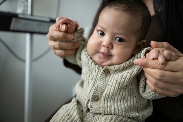 Issa, 3 mois, soigné in utero d'une tumeur vasculaire rare, au service de pédiatrie de jour du GHRMSA (Groupe Hospitalier de la Région de Mulhouse et Sud-Alsace), le 16 février 2026 à Mulhouse, dans le Haut-Rhin © SEBASTIEN BOZON