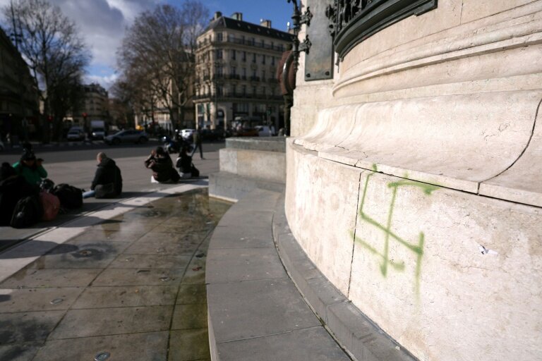 Une croix gamme taguée sur la statue de la République, place de la République à Paris, le 16 février 2026 © Thomas SAMSON