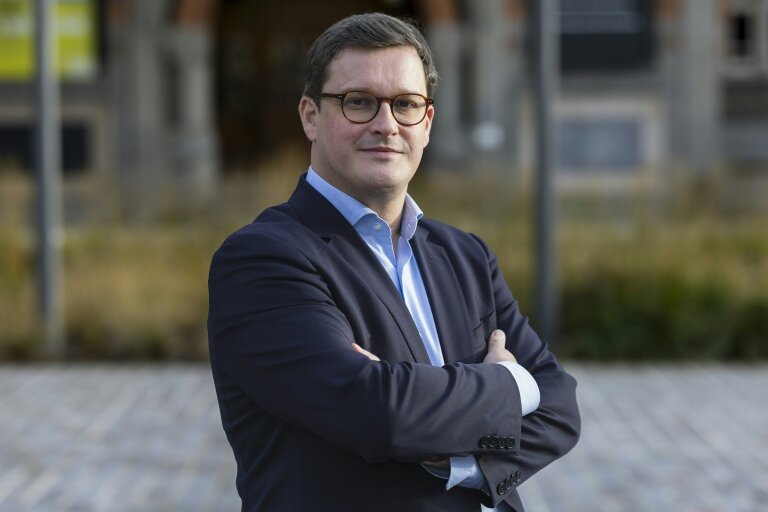 Le maire socialiste de Lille, Arnaud Deslandes, le 10 décembre 2025 devant l'hôtel de ville © Sameer Al-DOUMY