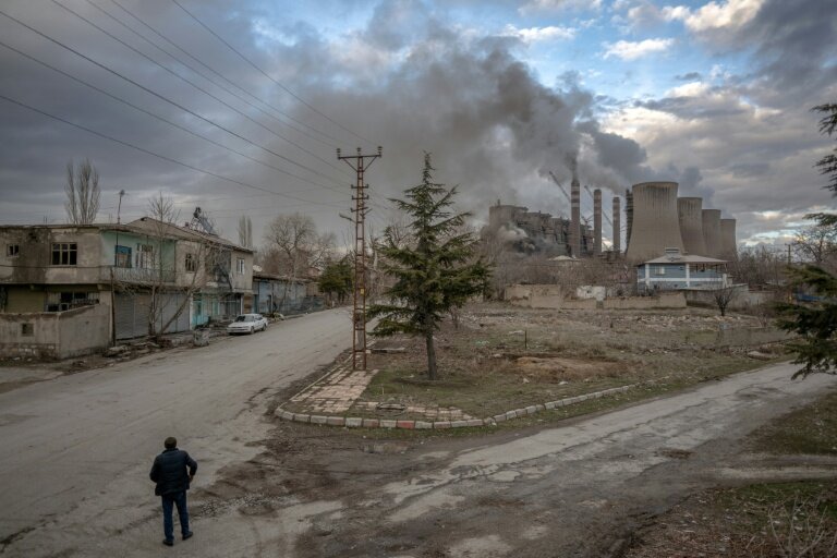 Des nuages de fumée noire s'élèvent de la centrale thermique au charbon d'Afsin-Elbistan, située dans le village voisin de Cogulhan, le 11 février 2026 en Turquie © Ozan KOSE