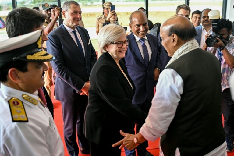 La ministre française des Armées Catherine Vautrin accueillie par son homologue indien Rajnath Singh juste pour l'inauguration de la première chaîne d'assemblage de l'hélicoptères H125 d'Airbus, le 17 février 2026 à Vemagal, près de Bangalore, en Inde © Idrees MOHAMMED